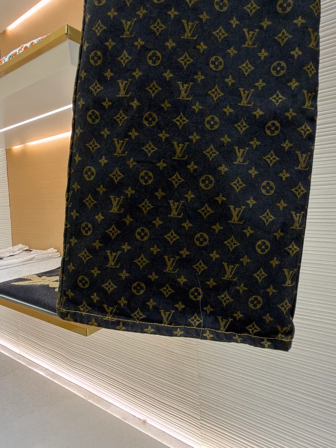 LOUIS VUITTON full letter printed jeans [Women's clothing] ●Original version: purchased and developed by 16199 ●Item number: 1681900-B10 ●Fabric: denim fabric ●Technology: printing production ●Color: brown ●Version: loose fit ●Weight: about 825 grams ●Size: 34-36-38 ●Description: This LV 25 new black full-print denim wide-leg pants are made of 100% high-pound pure cotton denim produced in Italy. After pre-shrinking, the full-print presbyopia pattern is fully aligned and spliced through CAD precise layout and laser cutting (the waist, ankles, and pockets are all aligned), and the fabric loss rate is controlled within 5%. During the production stage, double-needle chain stitching is used to reinforce the front pockets, and the crotch is cross-stitched with high-strength polyester thread backstitching. The trouser loops are fixed with a density of 8 stitches per inch; the hardware is made of black pearl-textured buttons and rivets, which are combined with the same-color stitching to form a low-key layer. In the post-process, retro washing process is used to create an aged effect, and flocking presbyopia process (velvet texture logo) is superimposed. The size tolerance during final inspection is ≤±0.5cm. The thread ends are finely processed with a hot air thread trimmer, and finally shaped with an environmentally friendly dry cleaning agent to ensure that the overall pattern is straight and delicate, the fabric is comfortable and soft, and the color is consistent without color difference. It can be matched with the same style to create a fashionable look and control various occasions. Customized accessories, complete with three standards, the same style for men and women!